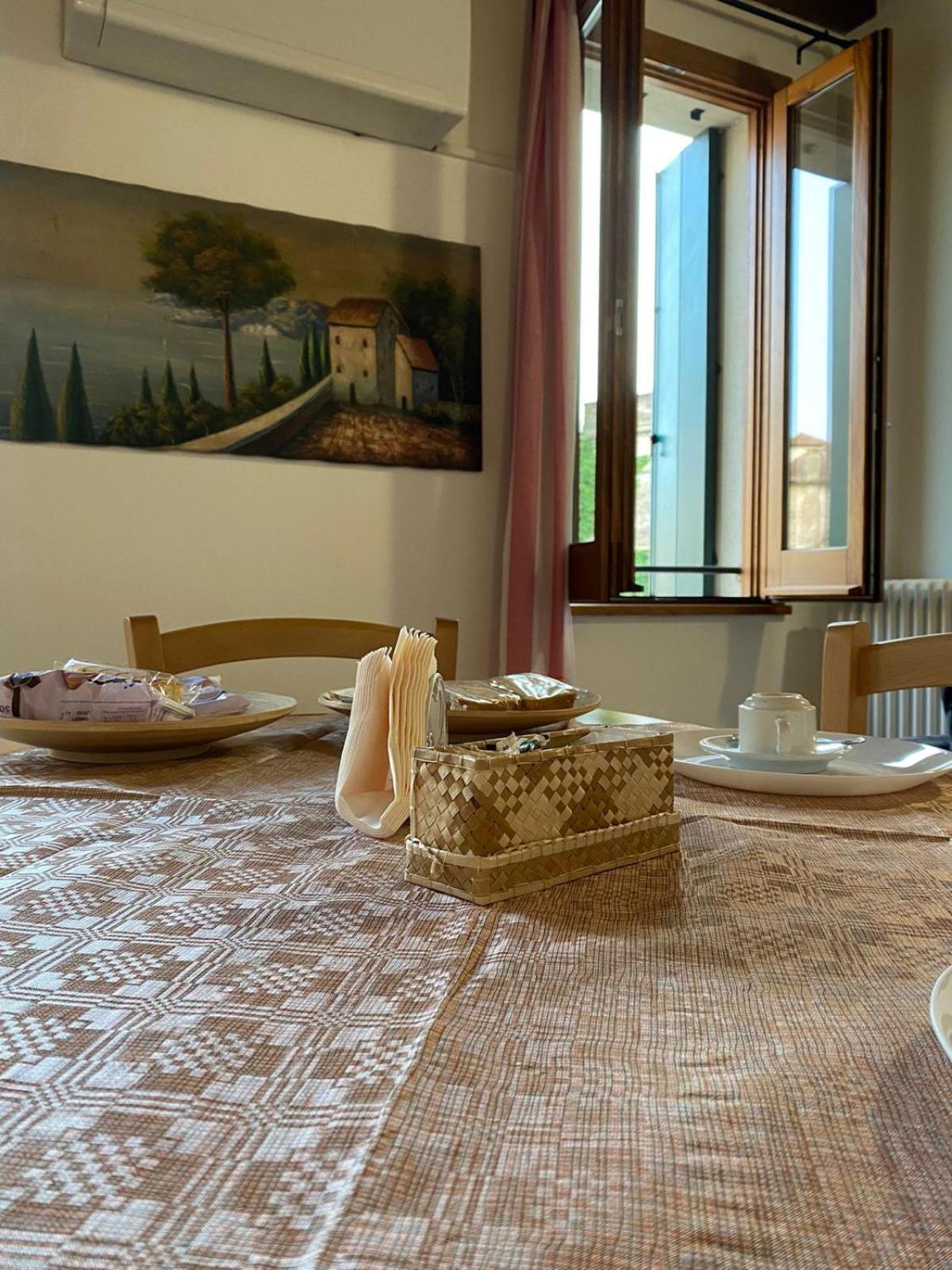Sotto Le Mura Montagnana  Bilik gambar
